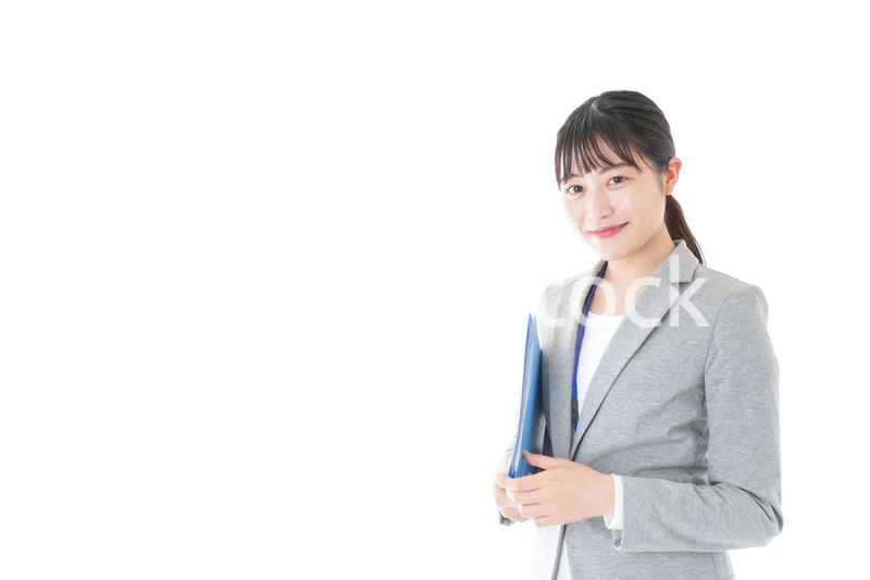 オフィスで働く若いビジネスウーマン