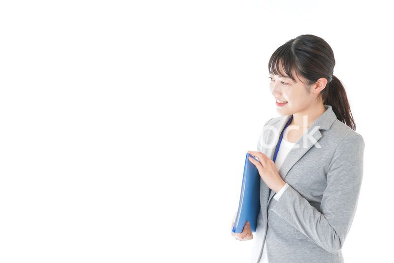 オフィスで働く若いビジネスウーマン