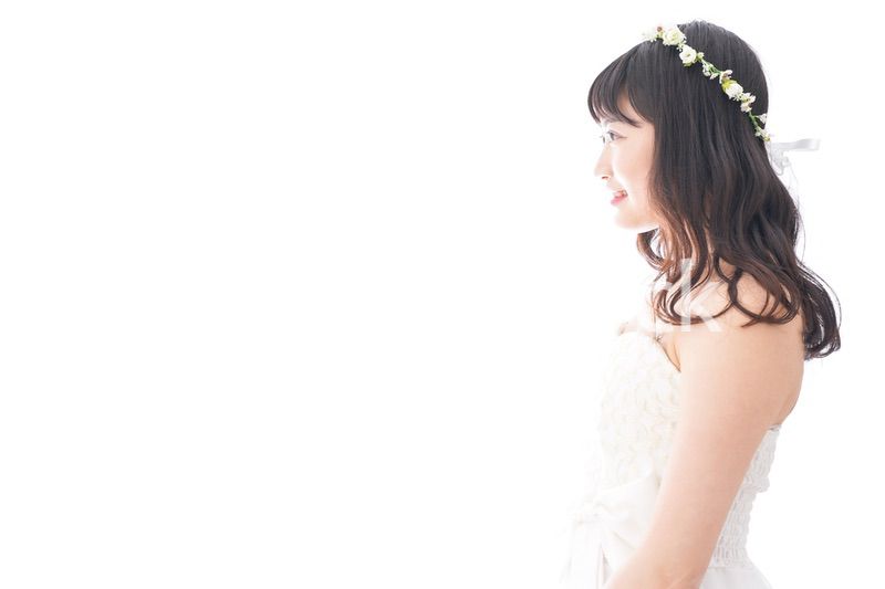 ドレスを着た笑顔の花嫁