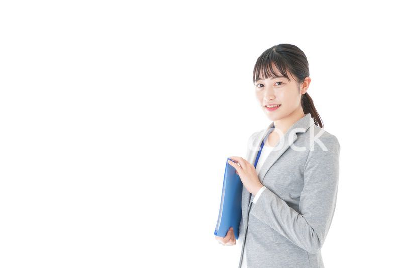 オフィスで働く若いビジネスウーマン