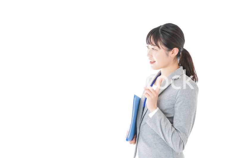 オフィスで働く若いビジネスウーマン