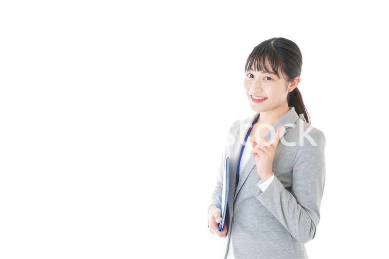 オフィスで働く若いビジネスウーマン