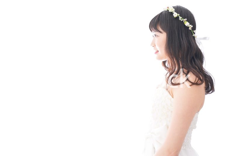 ドレスを着た笑顔の花嫁