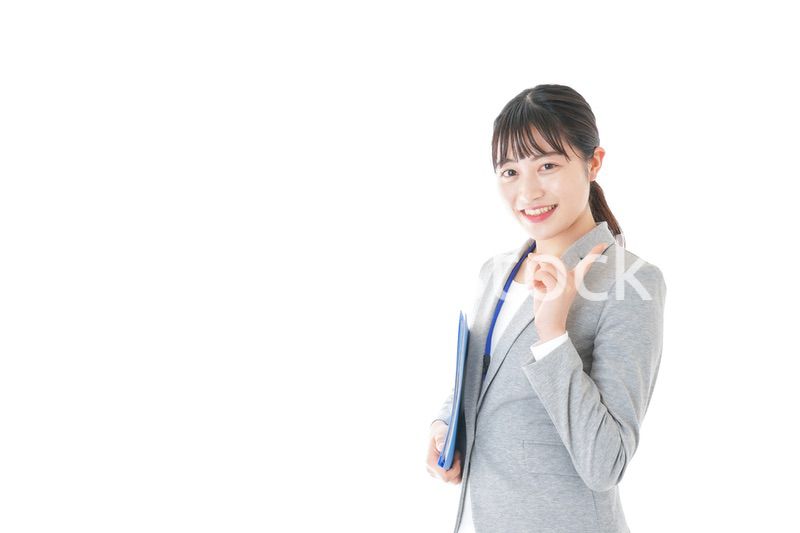 オフィスで働く若いビジネスウーマン