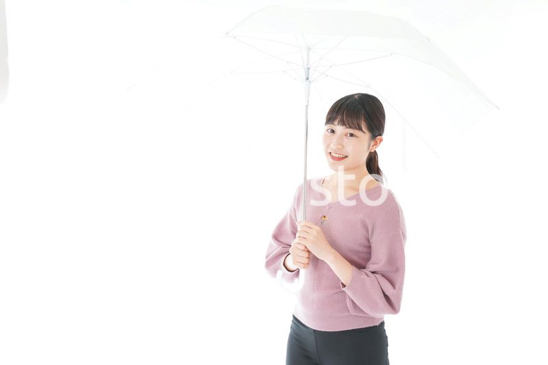 傘をさす若い女性