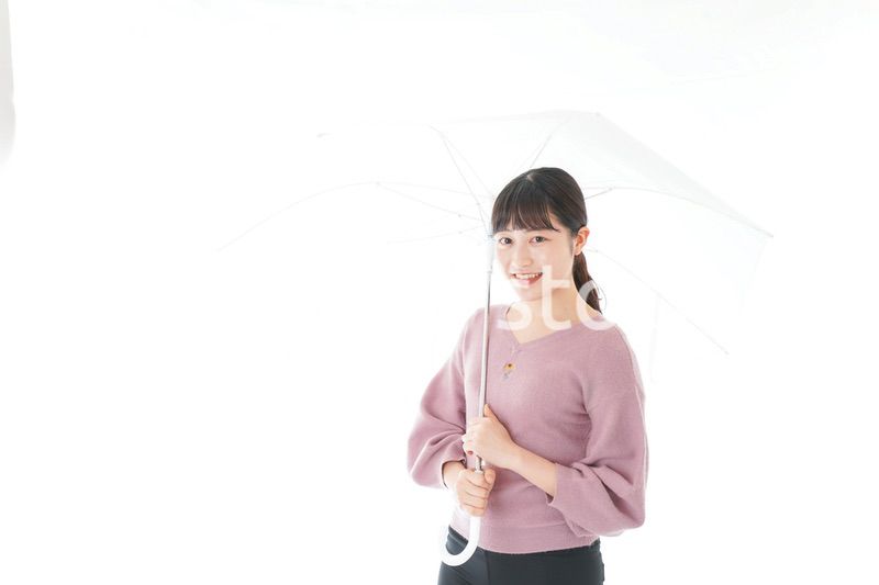 傘をさす若い女性