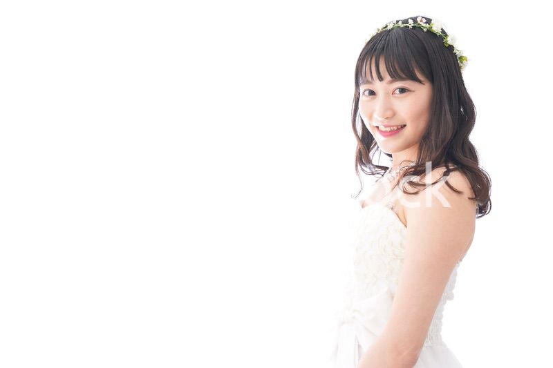 ドレスを着た笑顔の花嫁