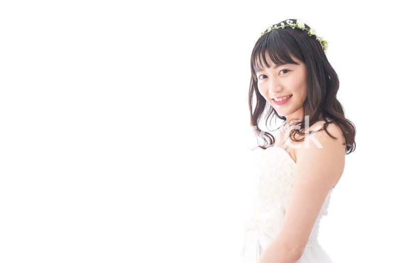 ドレスを着た笑顔の花嫁