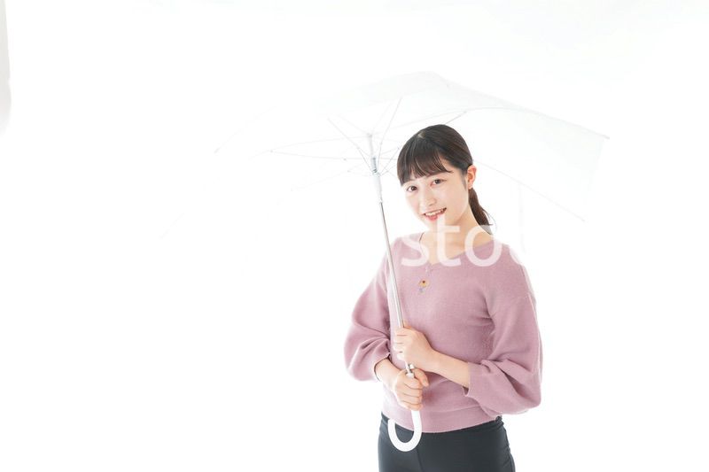 傘をさす若い女性