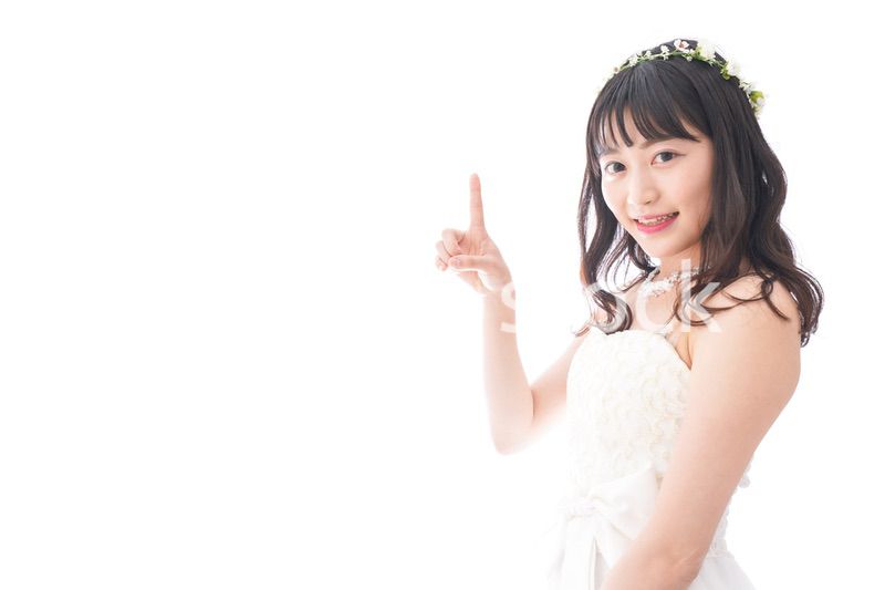 紹介をするドレス姿の花嫁