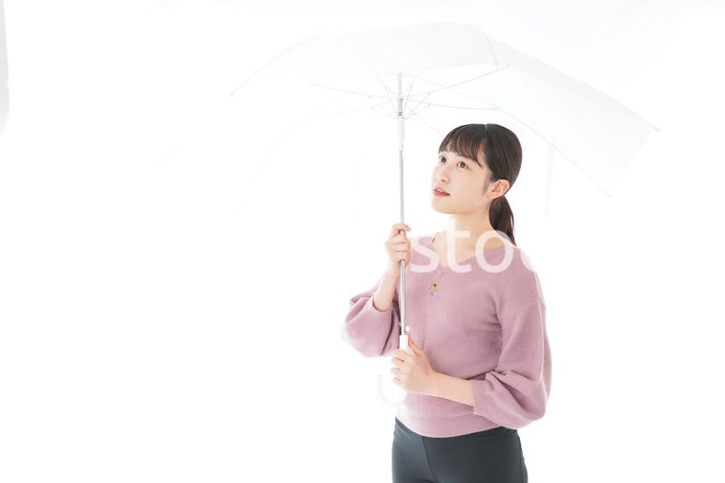 傘をさす若い女性