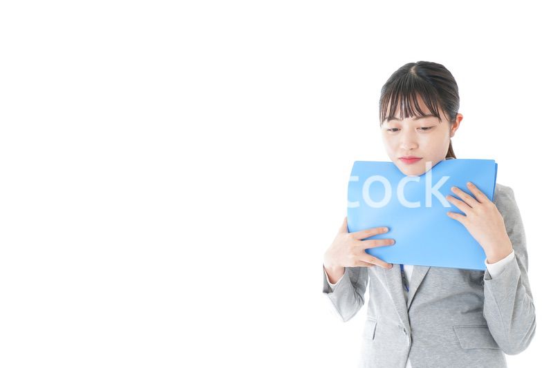 オフィスで働く若いビジネスウーマン