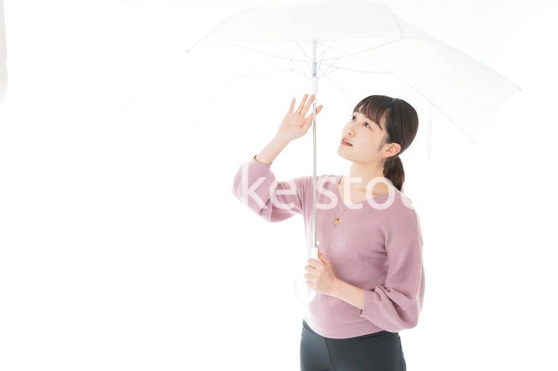 傘をさす若い女性