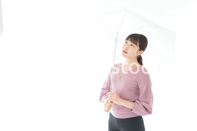 傘をさす若い女性