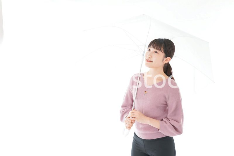 傘をさす若い女性