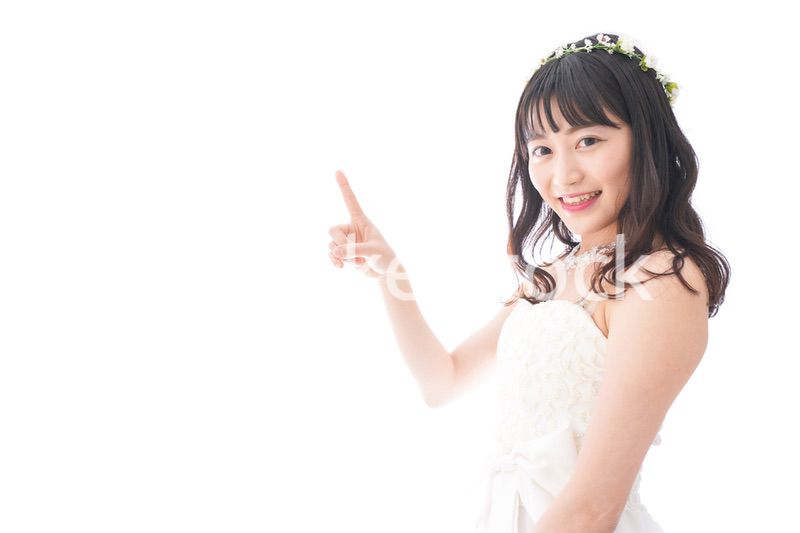 紹介をするドレス姿の花嫁