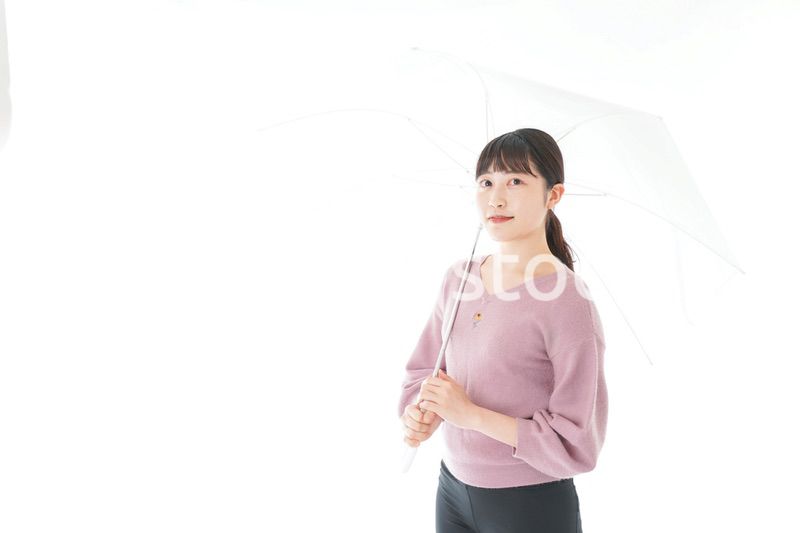 傘をさす若い女性