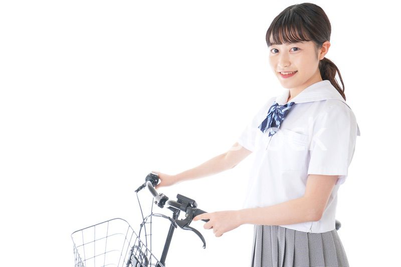 自転車通学をする若い女子学生