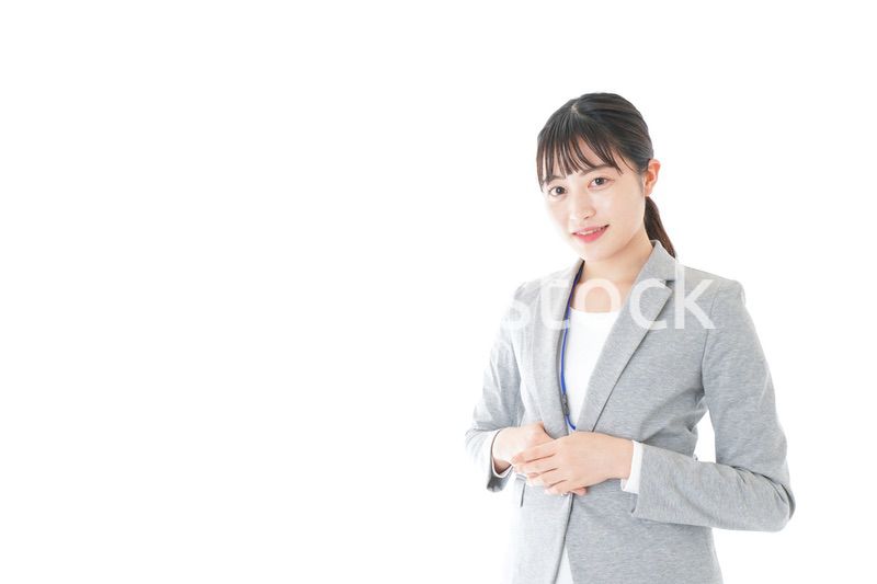 オフィスで働く若いビジネスウーマン