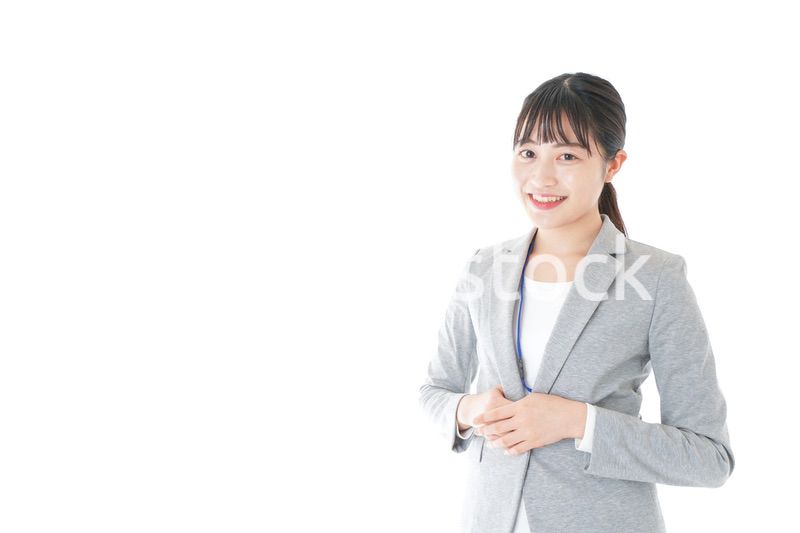 オフィスで働く若いビジネスウーマン