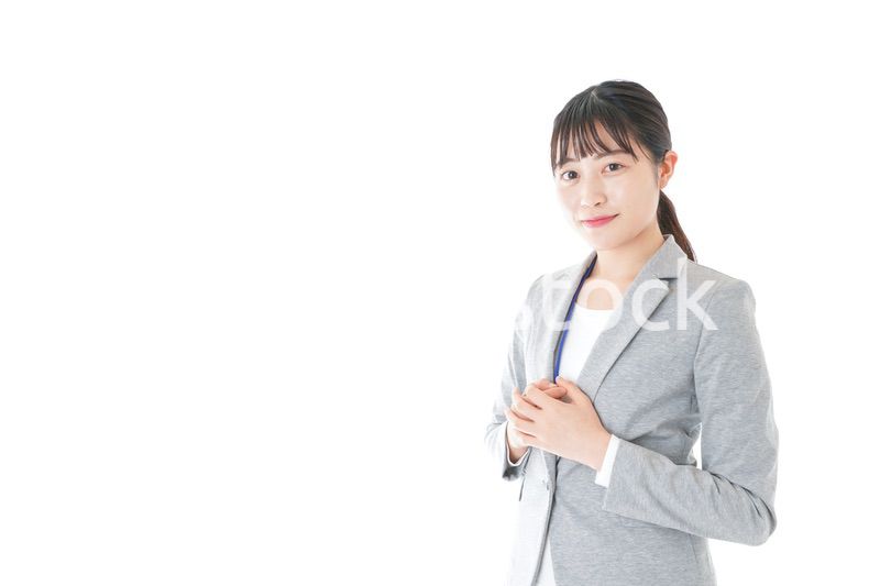 オフィスで働く若いビジネスウーマン