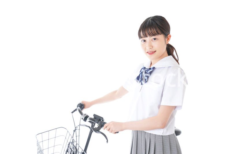 自転車通学をする若い女子学生