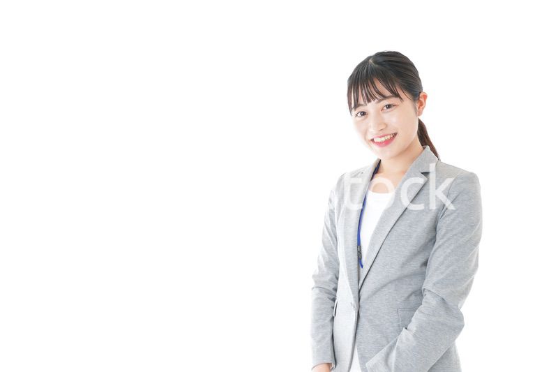 オフィスで働く若いビジネスウーマン