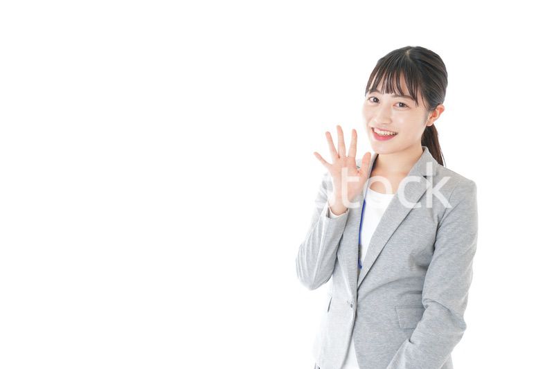 オフィスで働く若いビジネスウーマン