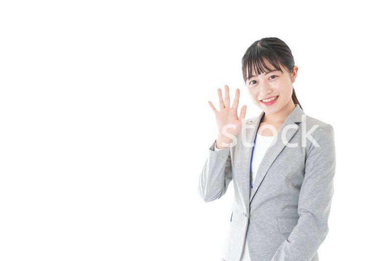 オフィスで働く若いビジネスウーマン