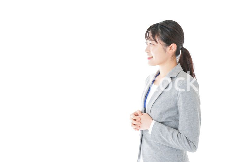 オフィスで働く若いビジネスウーマン