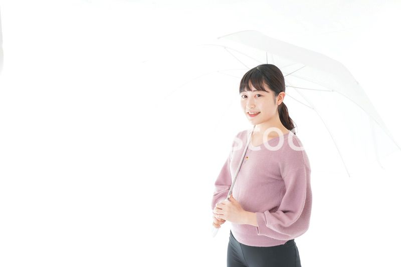 傘をさす若い女性