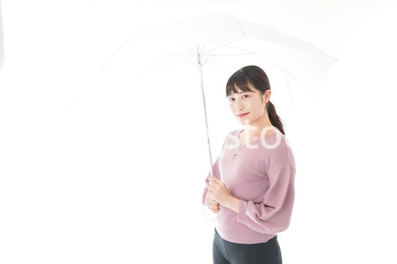 傘をさす若い女性