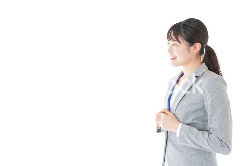 オフィスで働く若いビジネスウーマン