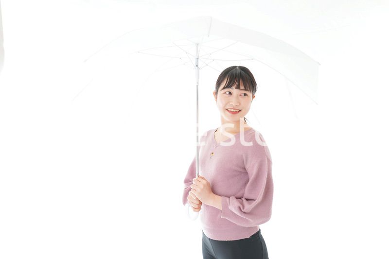 傘をさす若い女性