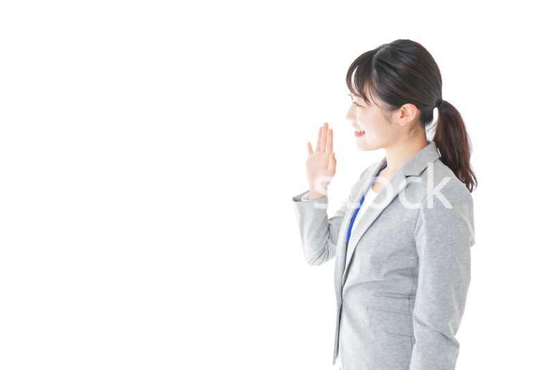 オフィスで働く若いビジネスウーマン