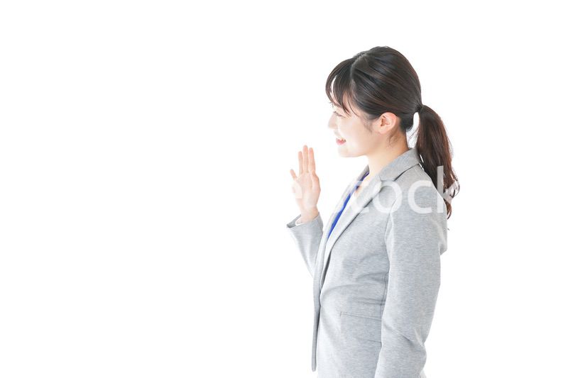 オフィスで働く若いビジネスウーマン