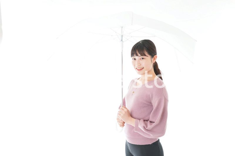 傘をさす若い女性