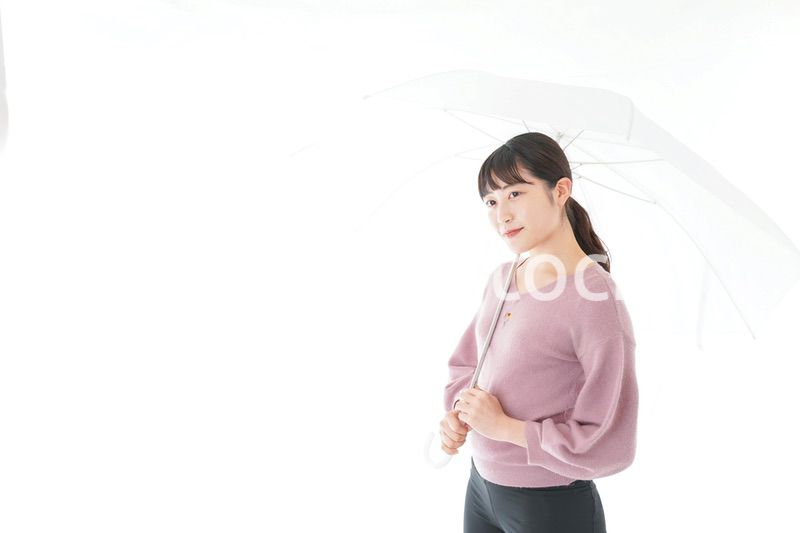 傘をさす若い女性