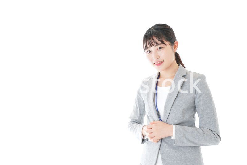 オフィスで働く若いビジネスウーマン