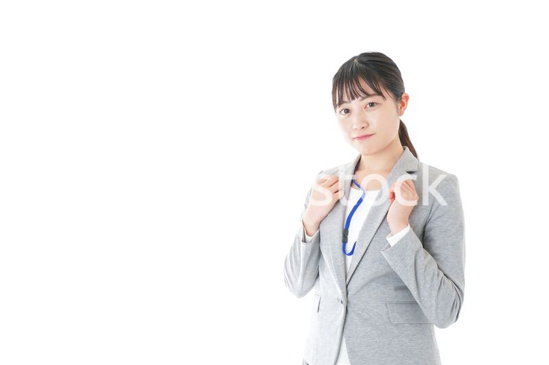 オフィスで働く若いビジネスウーマン