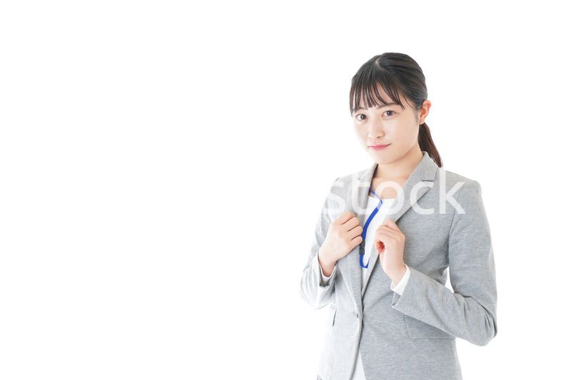 オフィスで働く若いビジネスウーマン