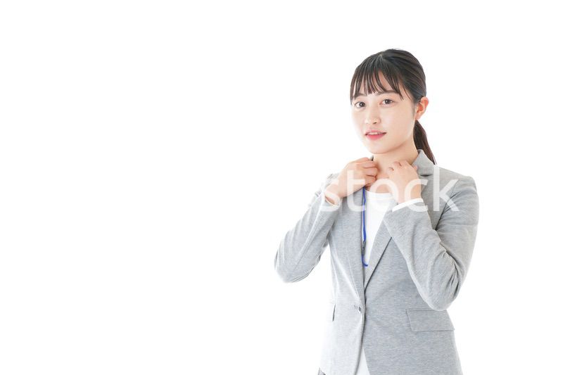 オフィスで働く若いビジネスウーマン