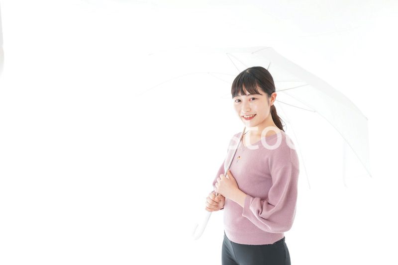 傘をさす若い女性