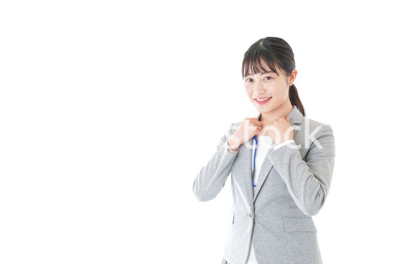 オフィスで働く若いビジネスウーマン