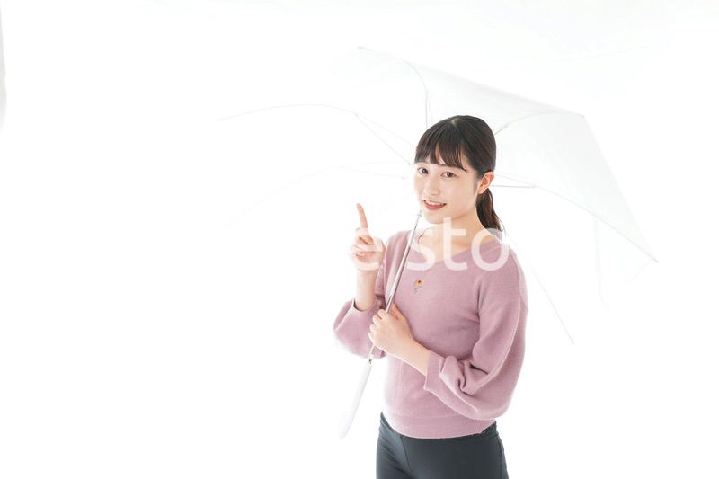 傘をさす若い女性