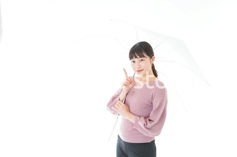 傘をさす若い女性