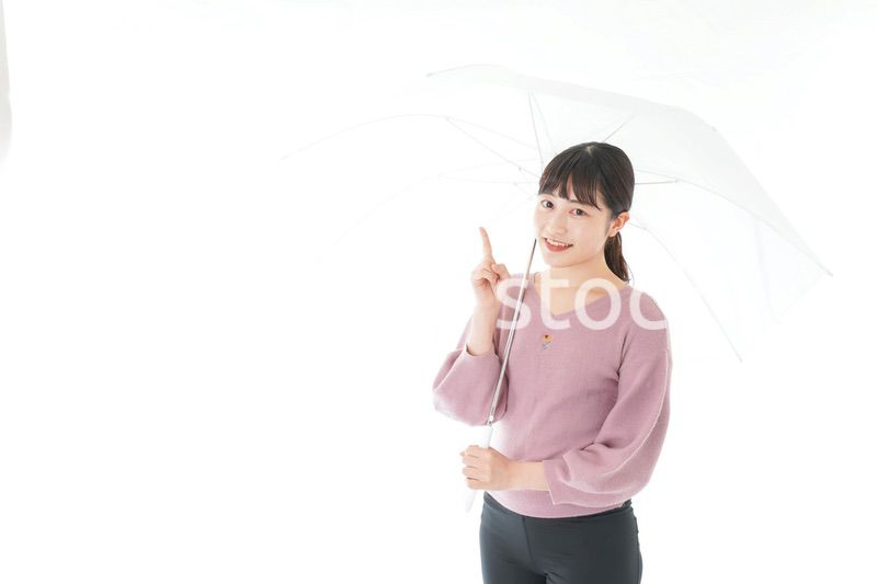 傘をさす若い女性