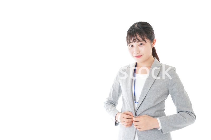 オフィスで働く若いビジネスウーマン