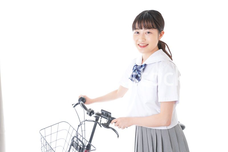 自転車通学をする若い女子学生