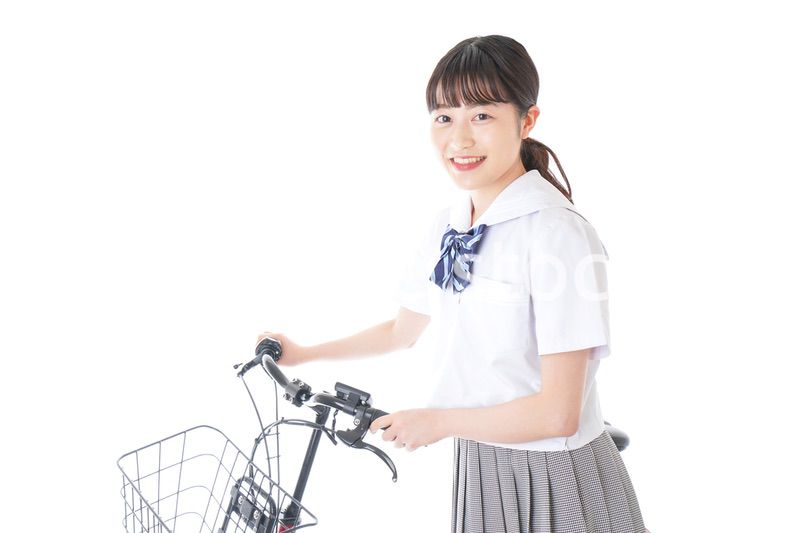 自転車通学をする若い女子学生